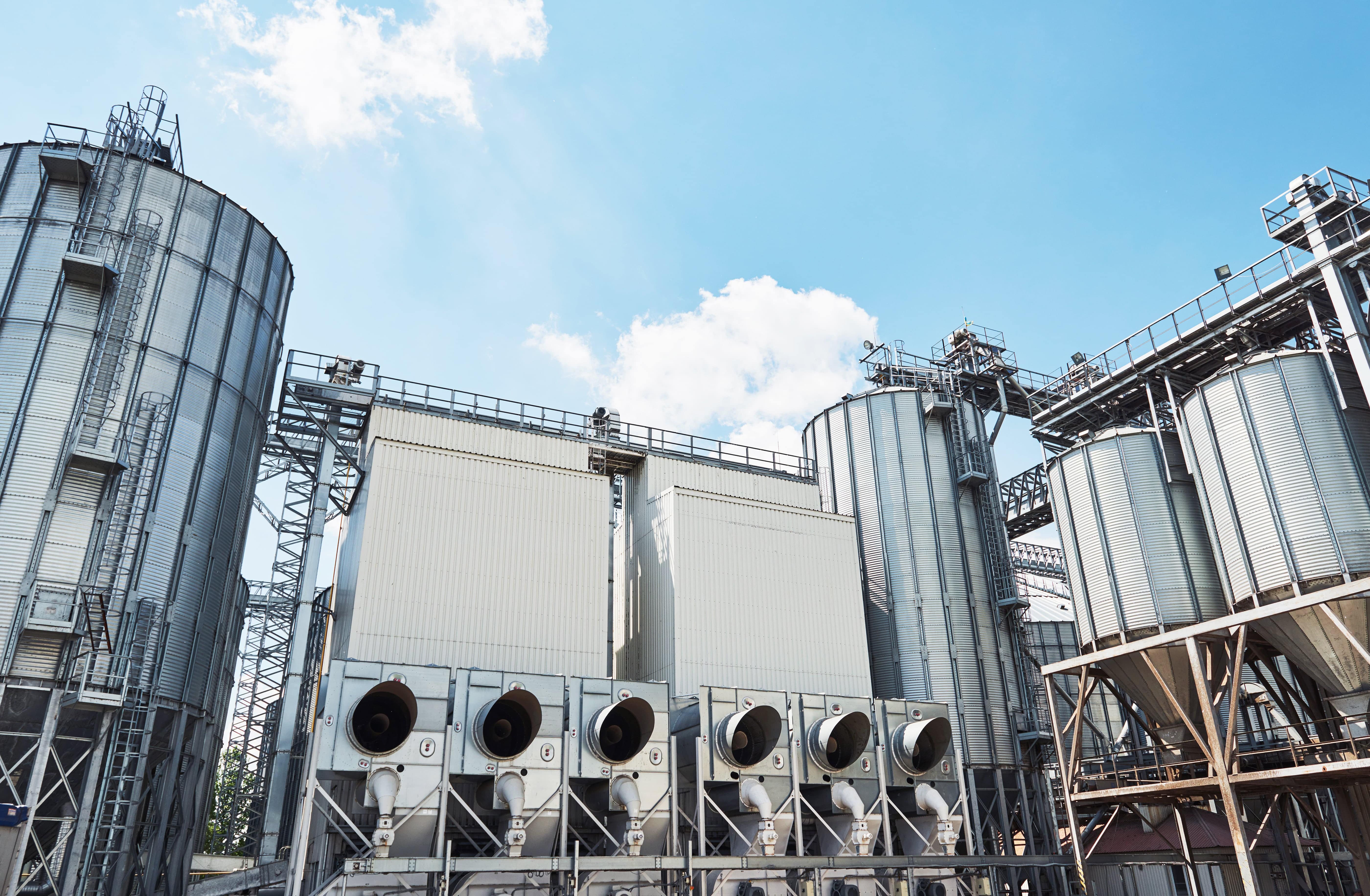 silos-agricolas-exterior-do-edificio-min-min.jpg